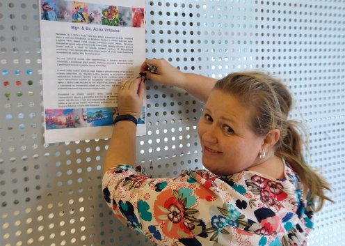 Vstupní hala jaderky i přes zimní období září barvami