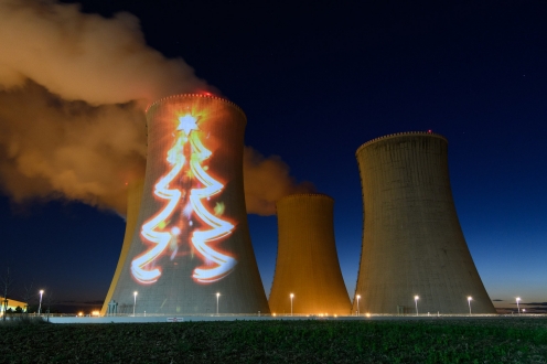 Dukovanští energetici promítnou o víkendu na jednu chladicí věž největší vánoční stromek na Vysočině a jižní Moravě