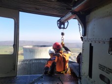Konec odstávky využili dukovanští lezci k nácviku záchrany osob z chladicí věže pomocí vrtulníku