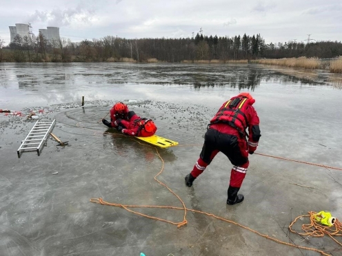 Dukovanští hasiči využili zamrzlé hladiny k procvičení záchrany tonoucí osoby z ledu