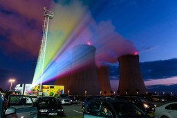 Autokino pod chladícími věžemi Jaderné elektrárny Dukovany nabízí šest filmový večerů