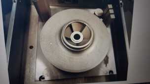 Technici v Jaderné elektrárně Dukovany právě montují náhradní díl vyrobený 3D tiskem