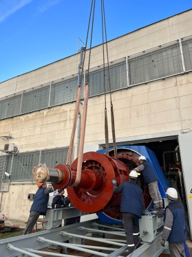 V Dukovanech energetici mění generátor u jednoho ze záložních dieselgenerátorů